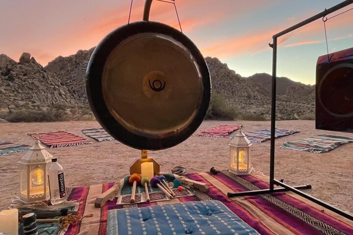 un gong sopra un tavolo nel deserto