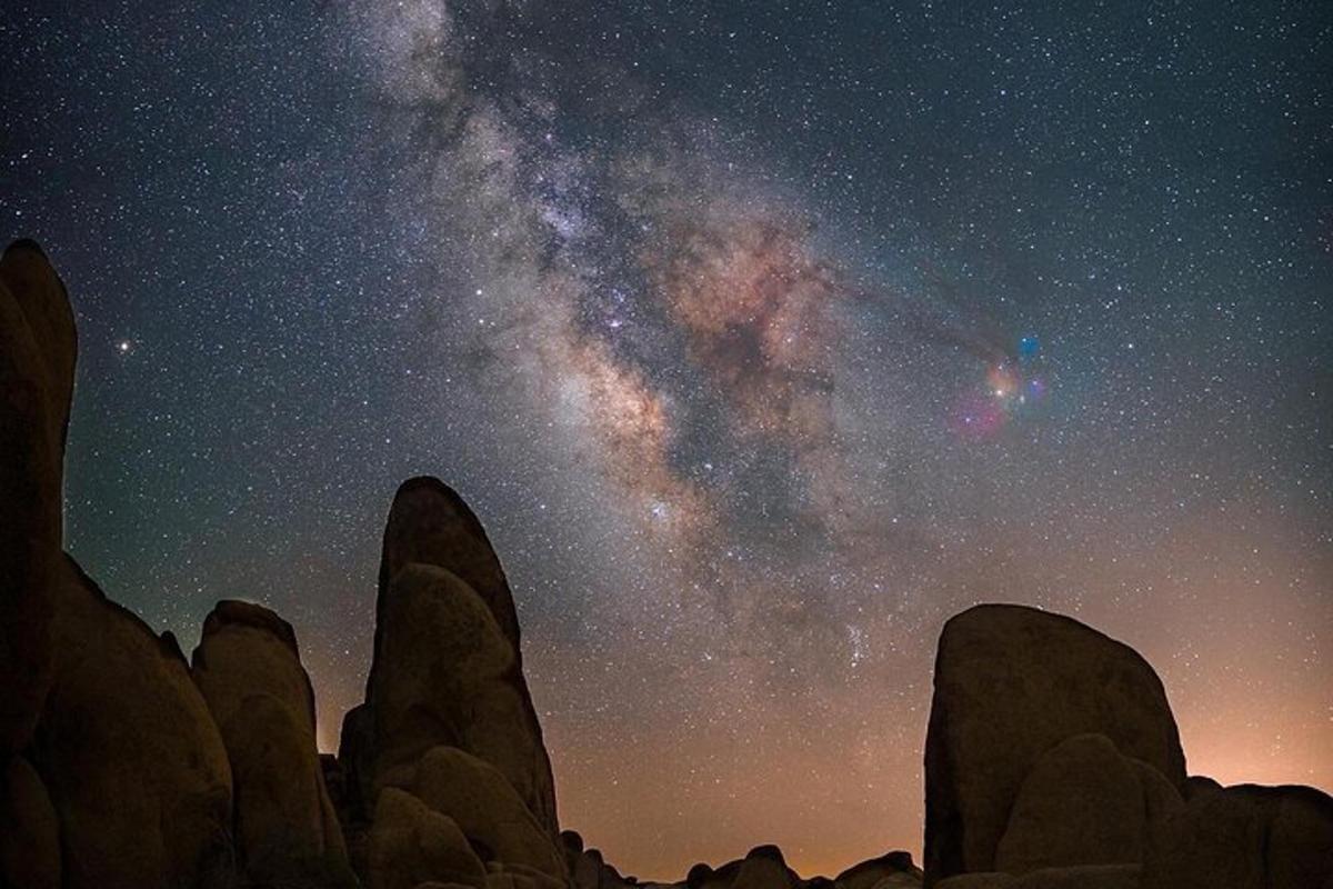 uma noite estrelada com a via láctea no céu
