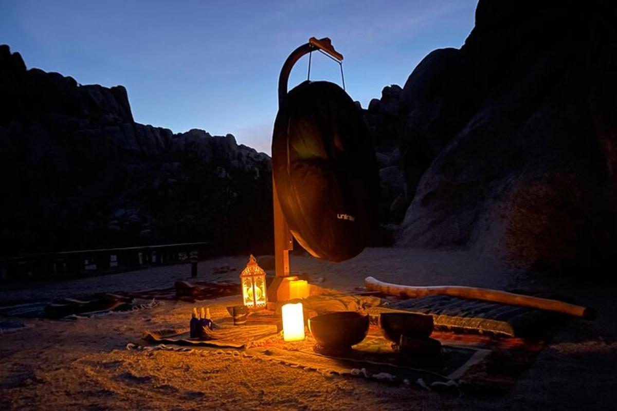 una lanterna e delle candele su una spiaggia di notte
