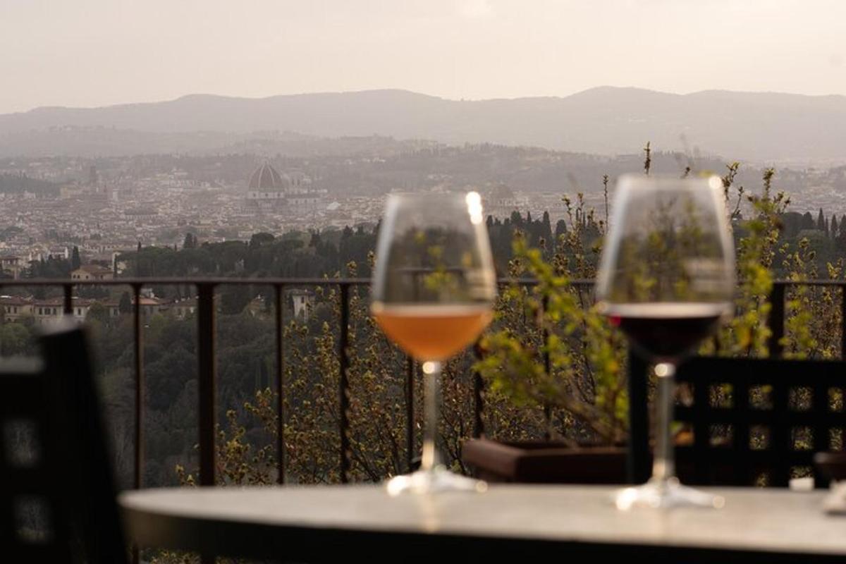 două pahare de vin așezate pe o masă cu priveliște