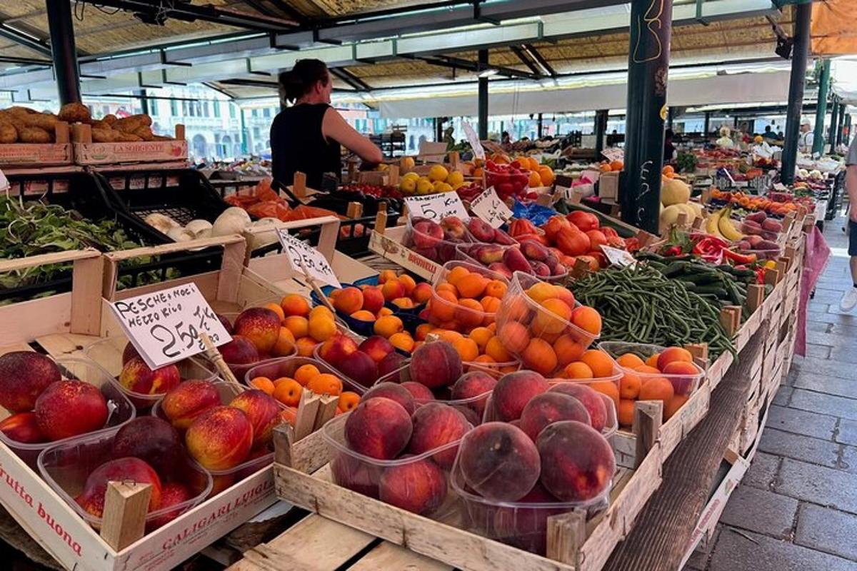 un mercato con molti tipi diversi di frutta e verdura