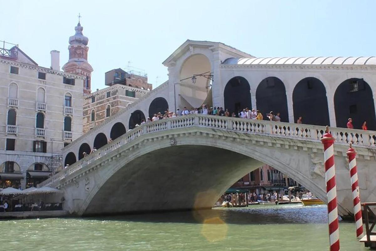 un ponte sopra un fiume con un gruppo di persone su di esso