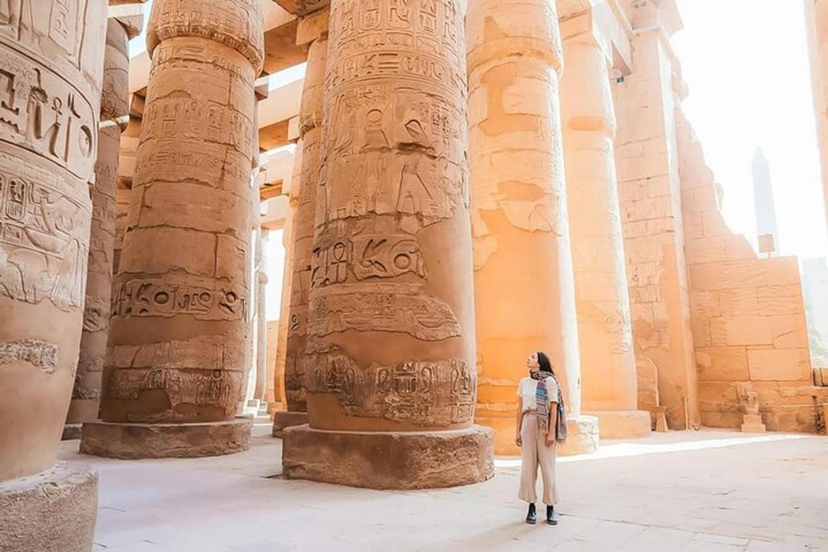 naine seisab templi sammaste vahel