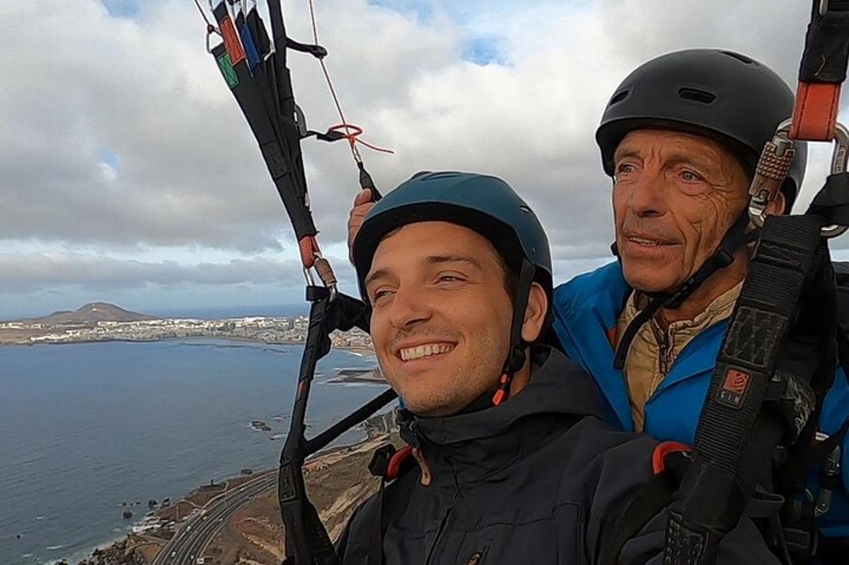 dva muži na zip line nad vodou