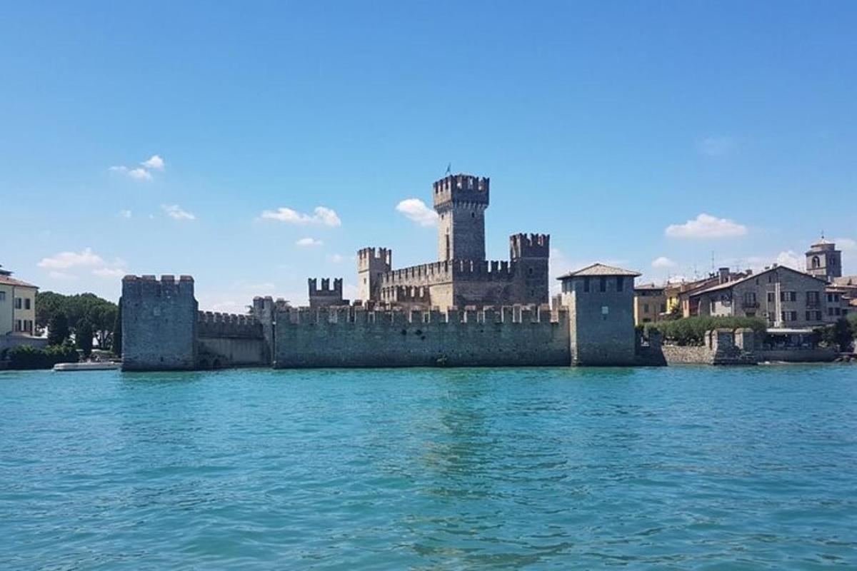 un castello in mezzo a uno specchio d'acqua
