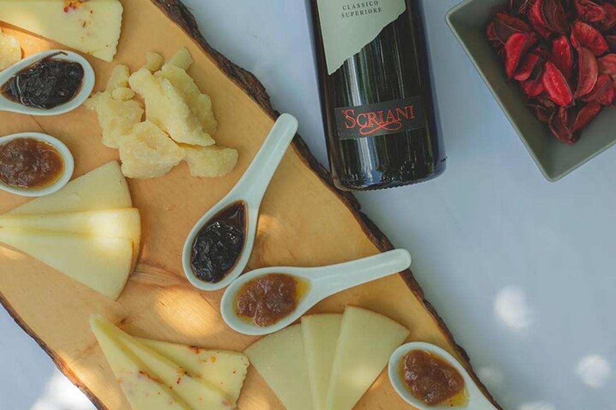 ein Teller mit Essen, Löffeln und Obst darauf