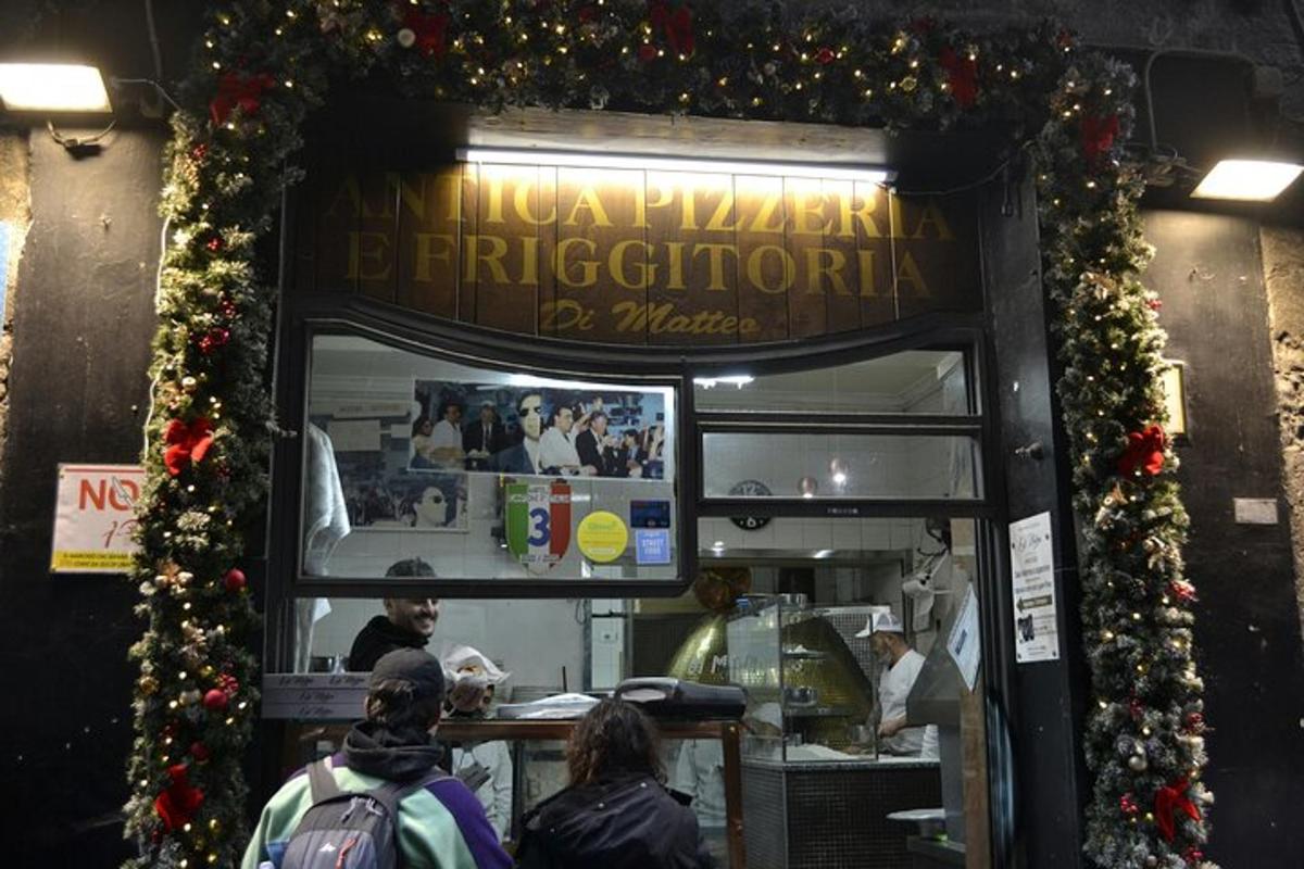 un ristorante con ghirlande natalizie intorno alla facciata