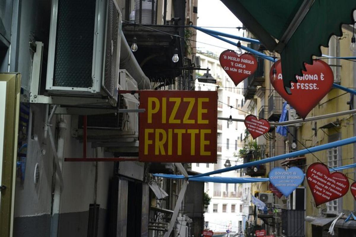 un cartello con la scritta "critico della pizza" appeso a un edificio