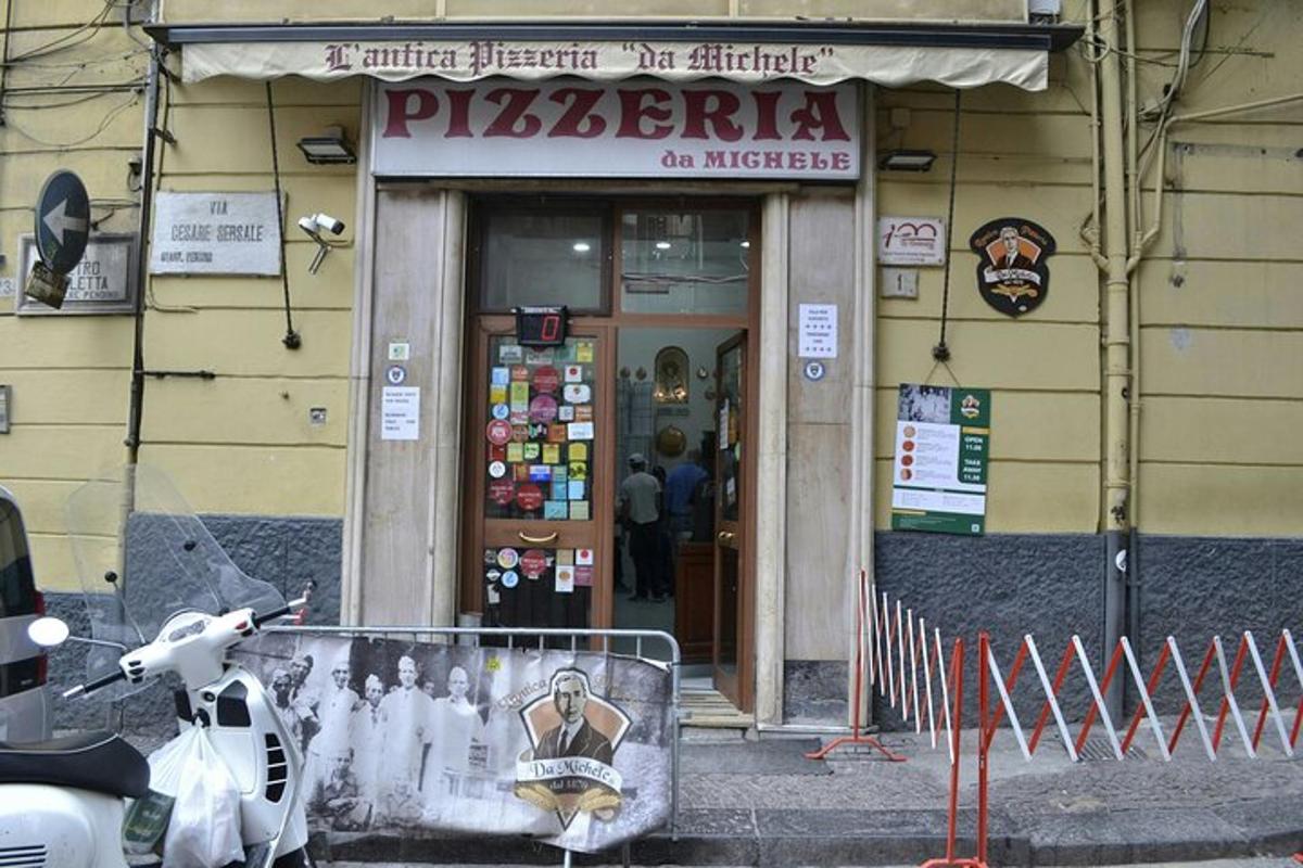 una pizzeria con un cartello davanti