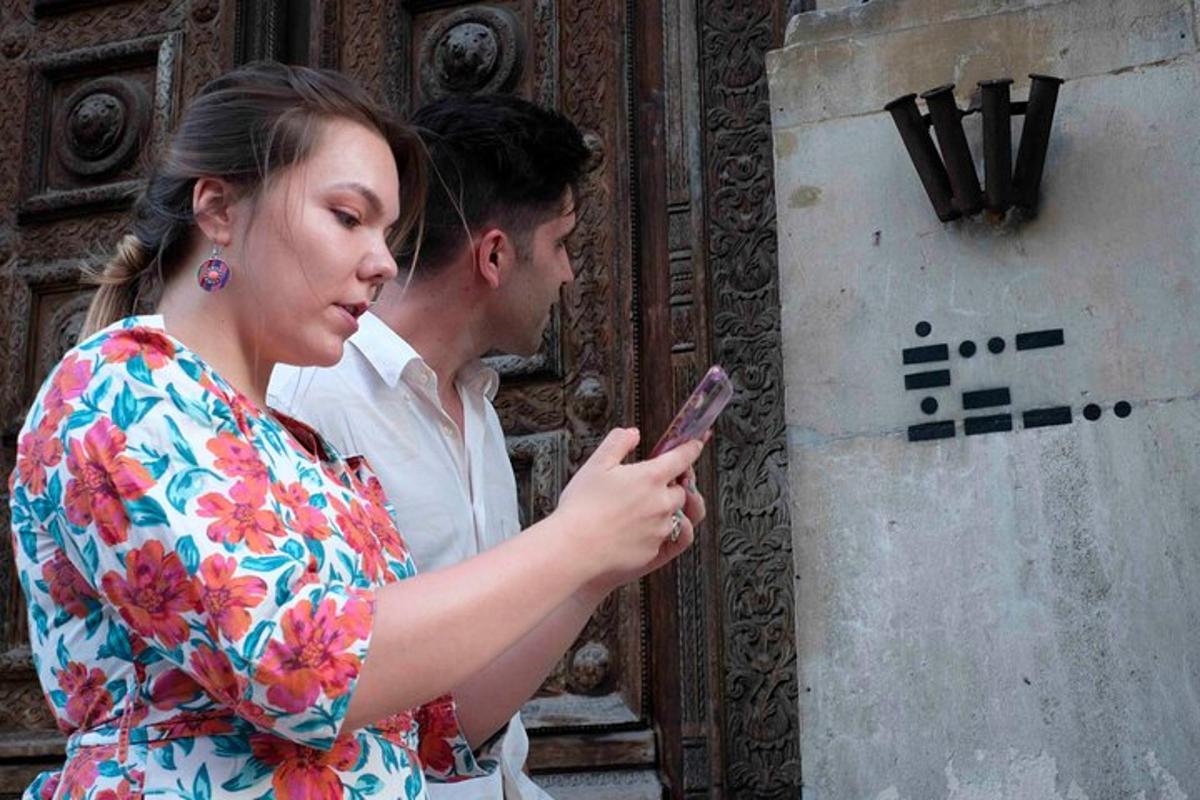 muž a žena se dívají na mobilní telefon