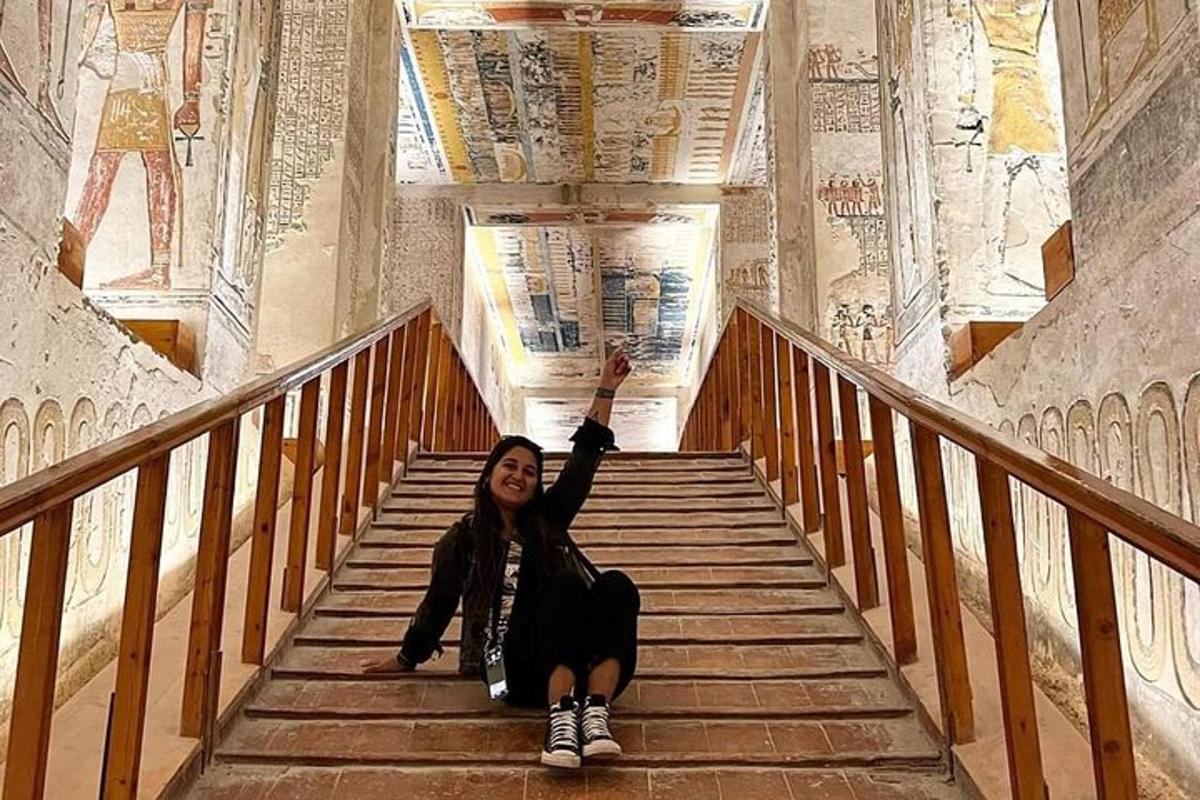 Μια γυναίκα κάθεται στις σκάλες ενός κτιρίου