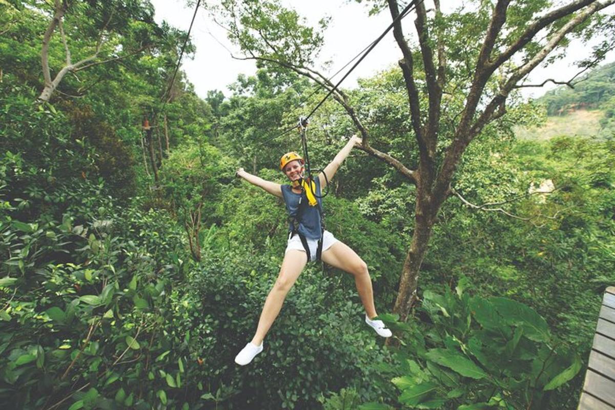 žena na zipline v lese