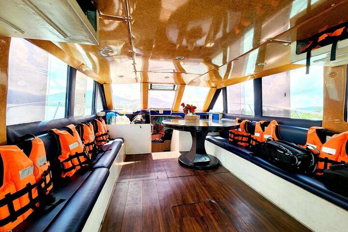 jídelní kout autobusu se stolem a židlemi