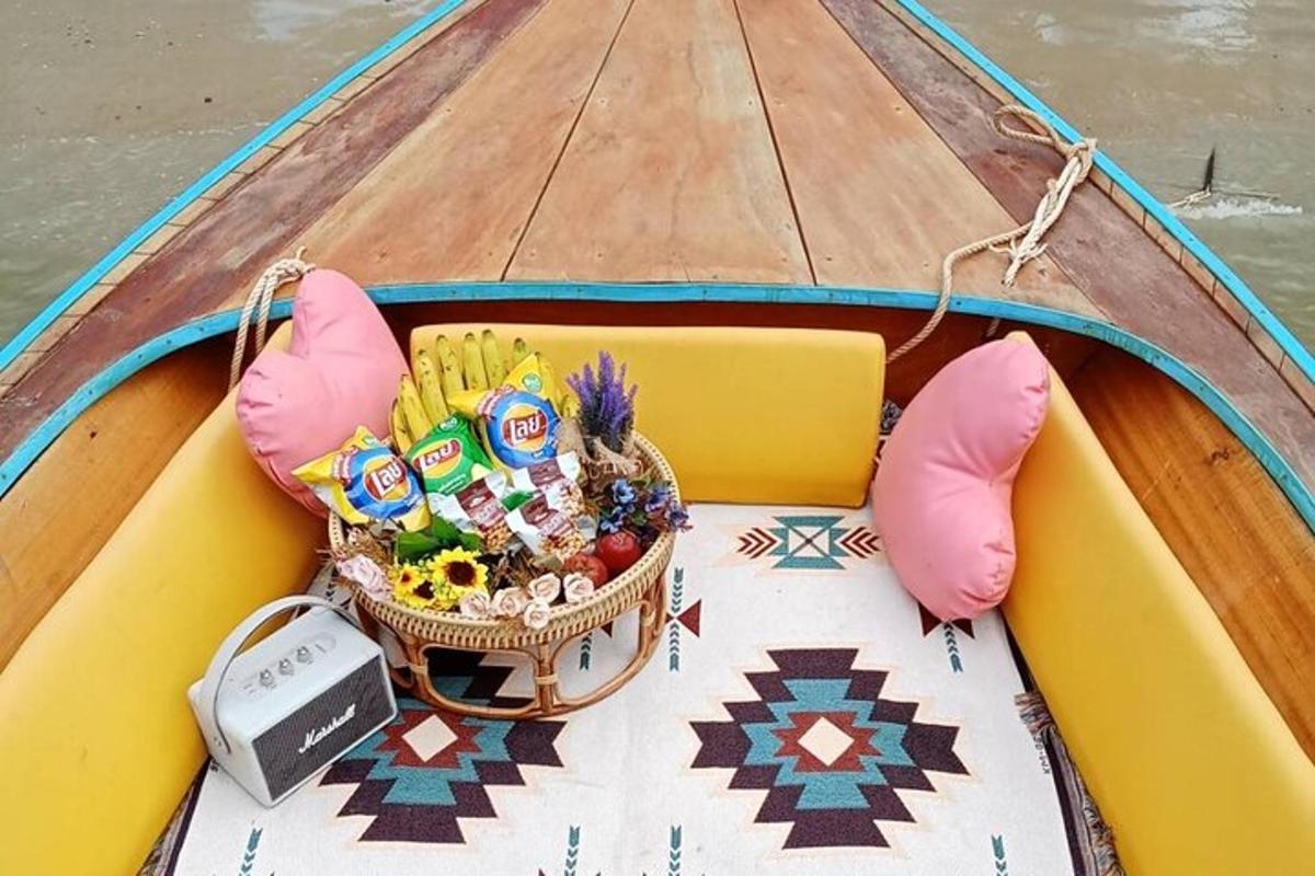 Una cesta con comida y otros artículos en un barco.
