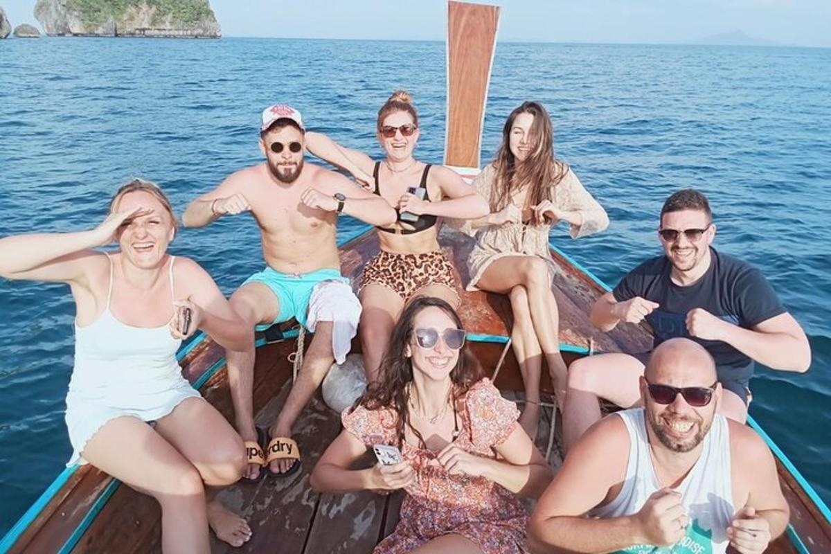 Un grupo de personas sentadas en un bote en el agua.