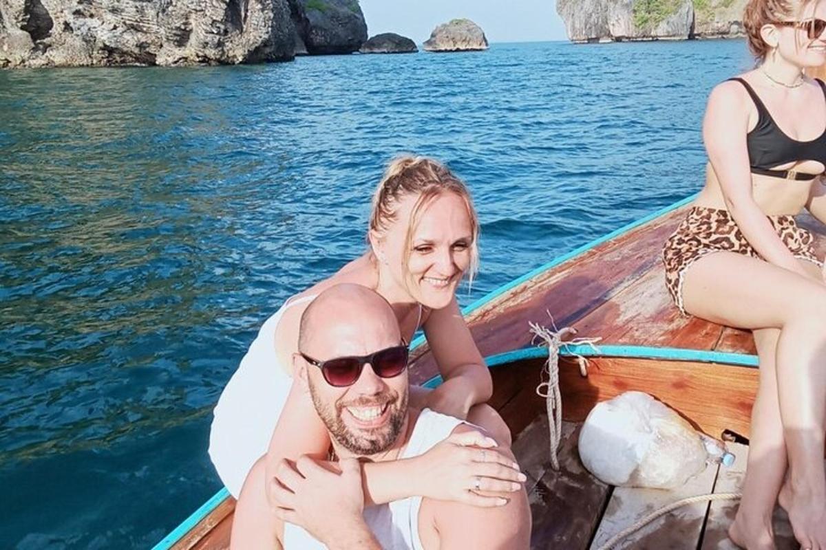 Un hombre y dos mujeres en un bote en el agua