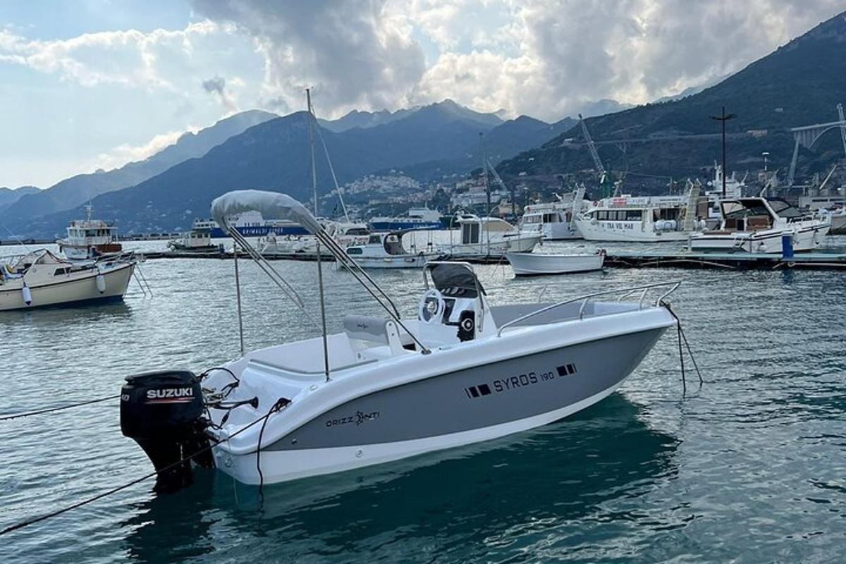 o barcă este acostată într-un port împreună cu alte bărci