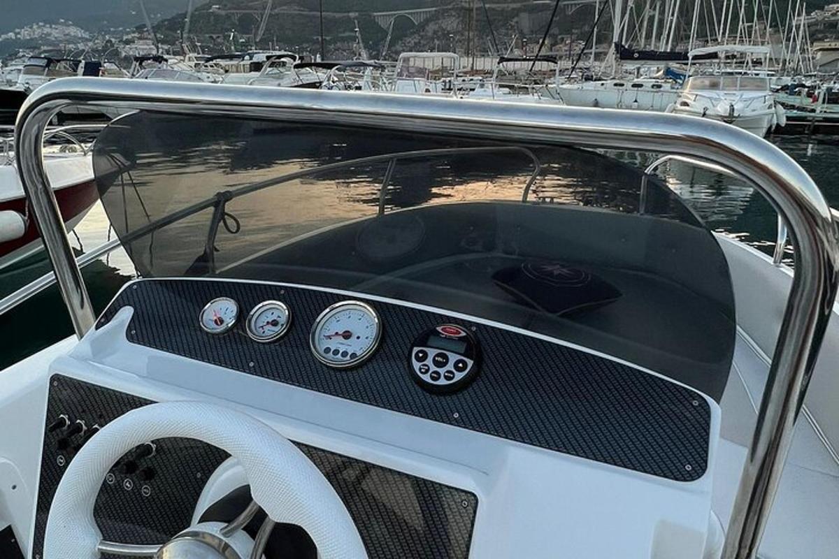 o barcă cu bord într-un port cu bărci
