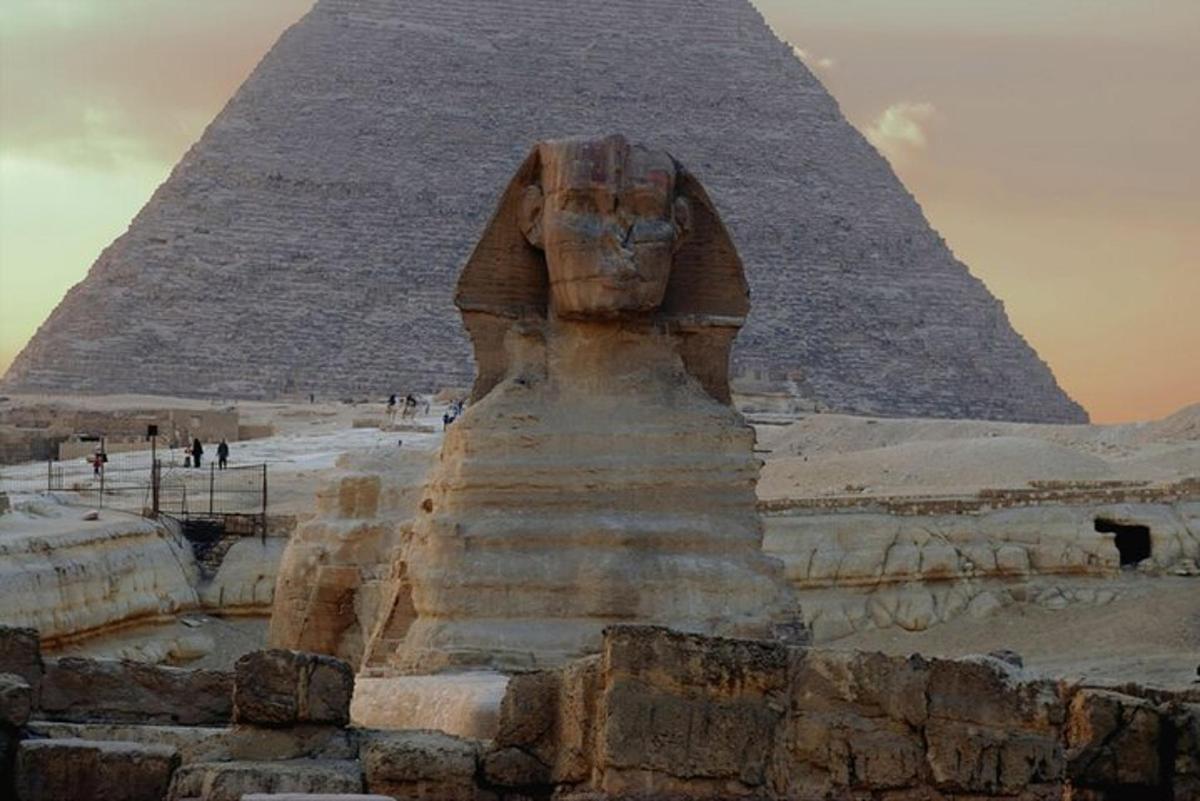 velká socha před pyramidou