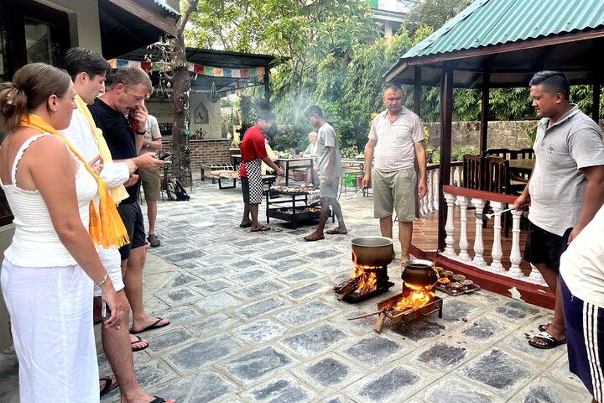 skupina lidí stojící kolem ohniště