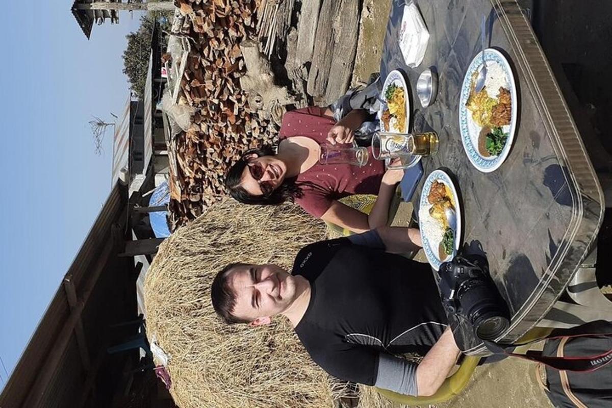 dva lidé sedící u stolu s talíři jídla