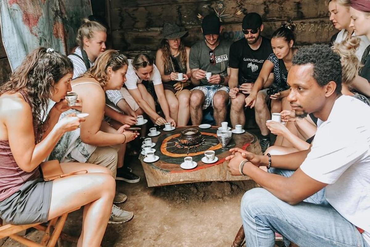 un grup de persones assegudes al voltant d'una taula amb begudes