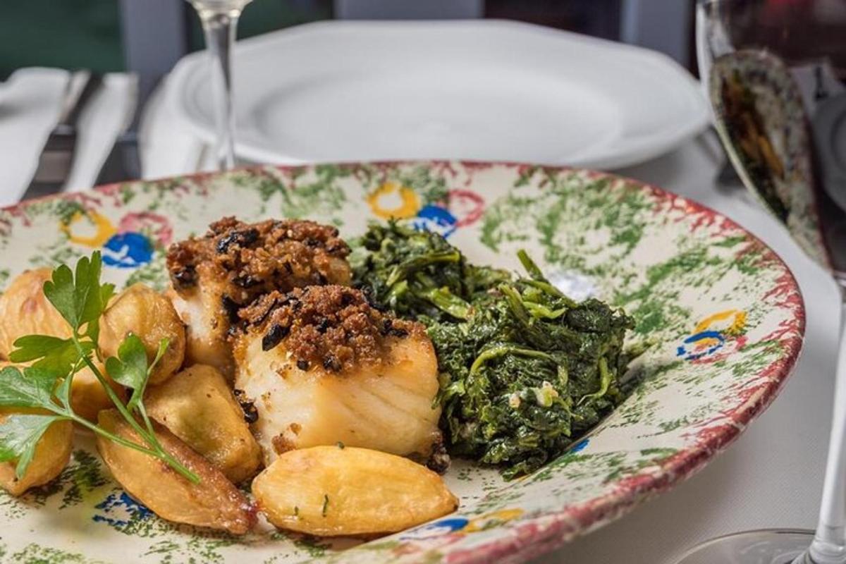 Un plato de comida con verduras en una mesa.