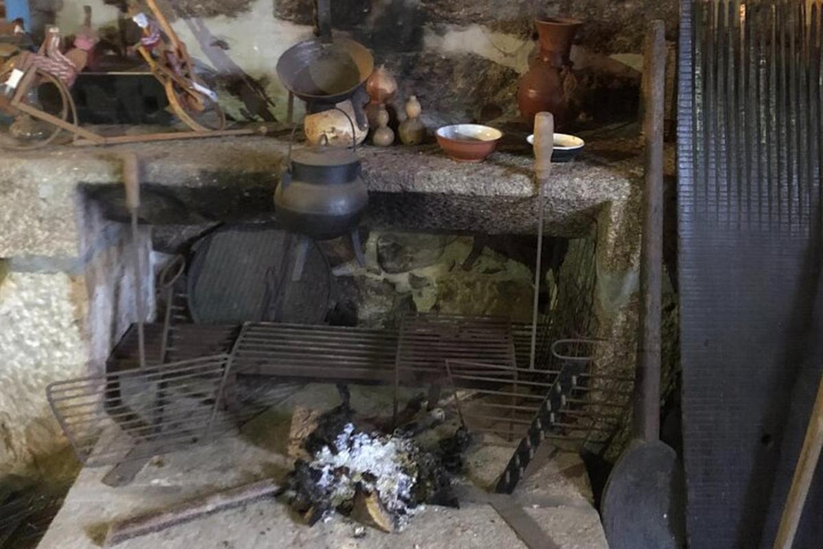 una cocina con chimenea y estufa