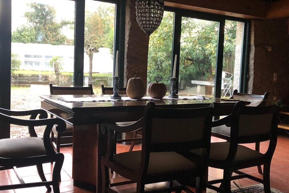 Un comedor con mesa y sillas y ventanas.