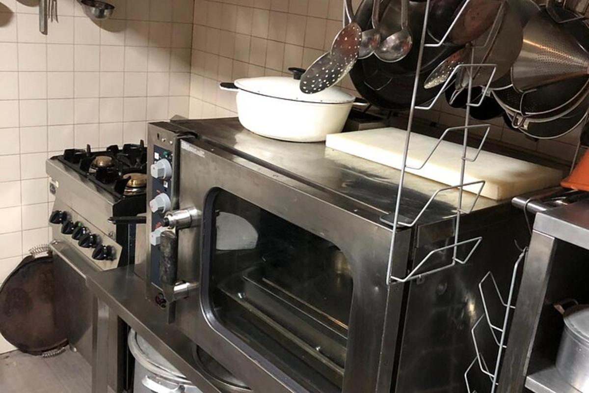 keittiö, jossa on uuni ja kulho päällä
