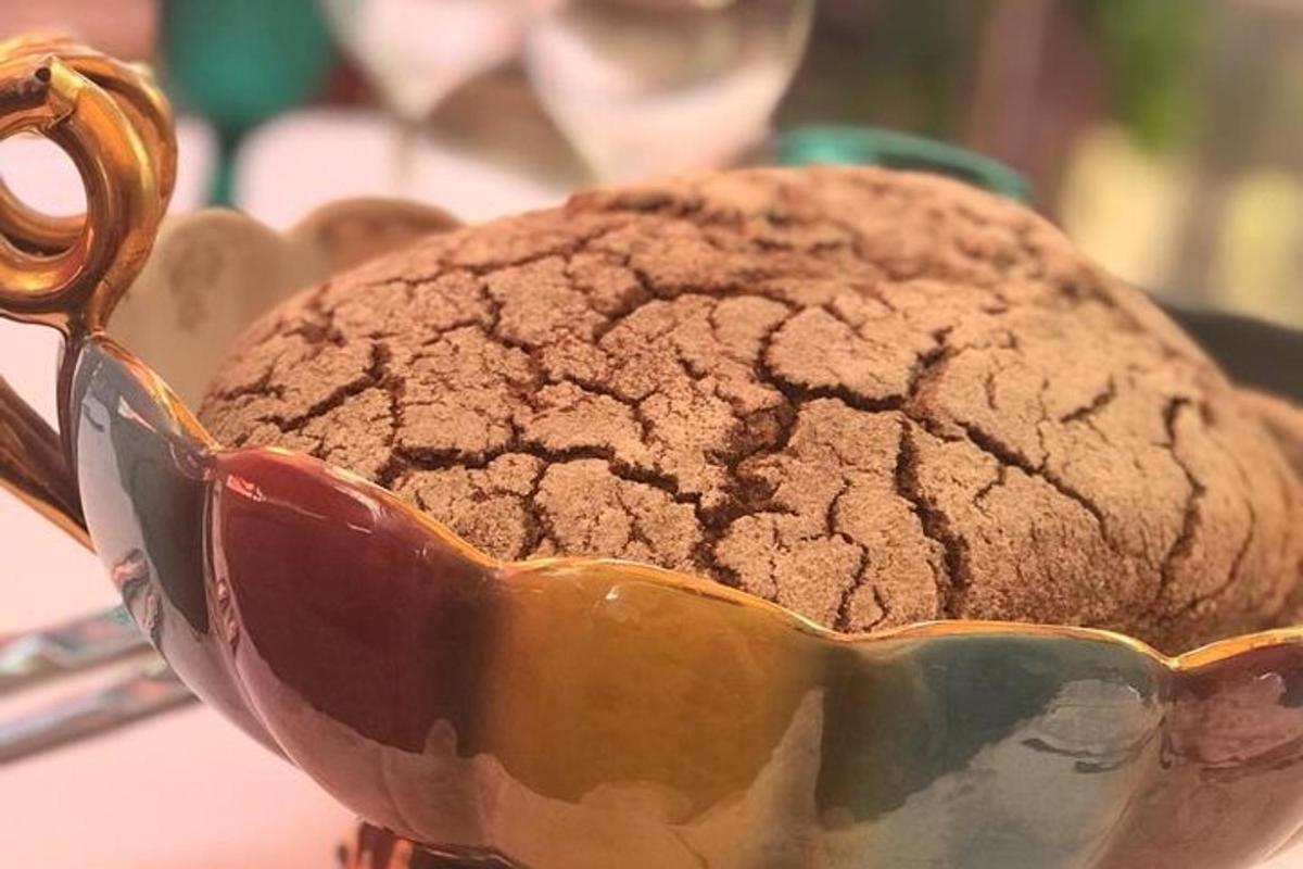 桌上碗里的一块饼干