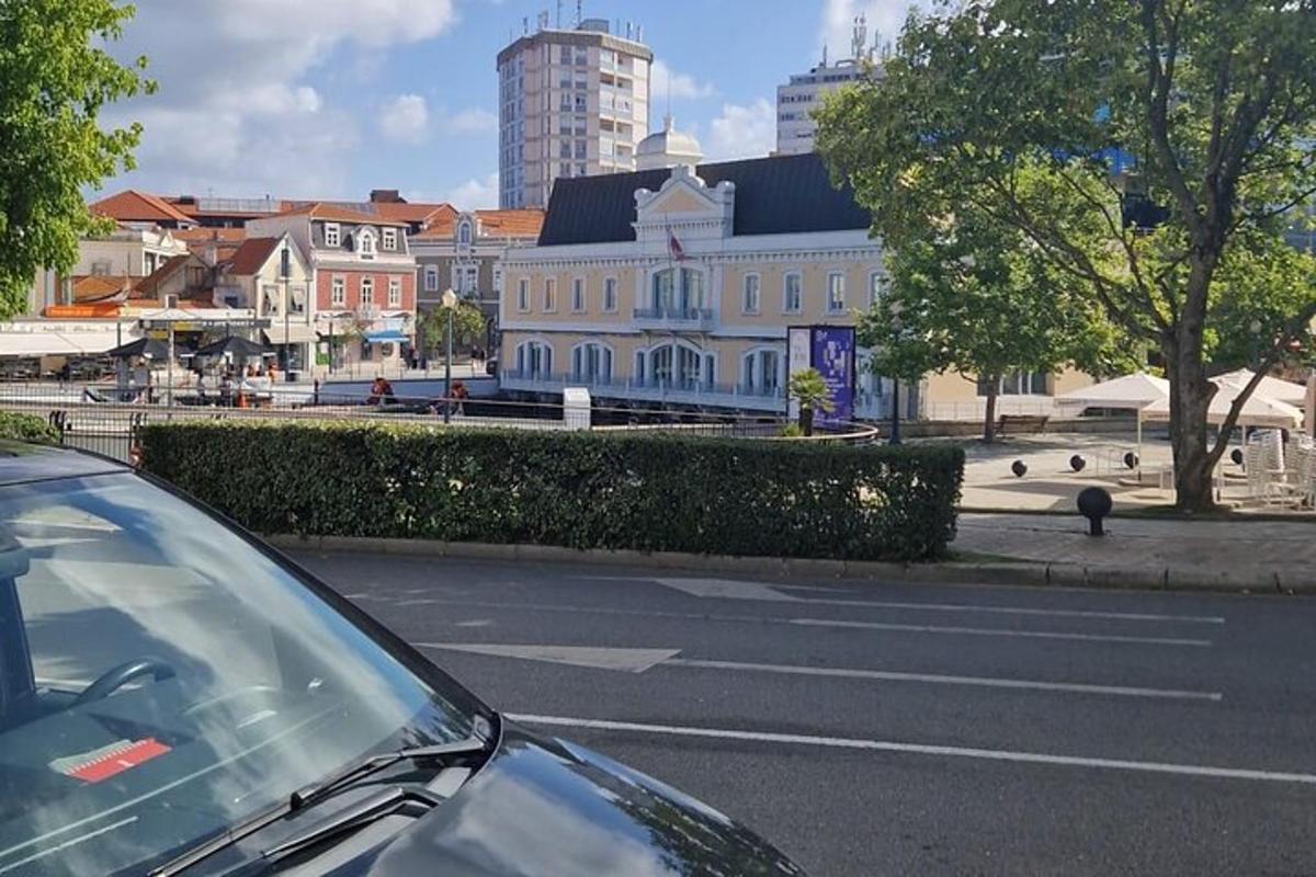 auto zaparkované na kraji ulice s budovou