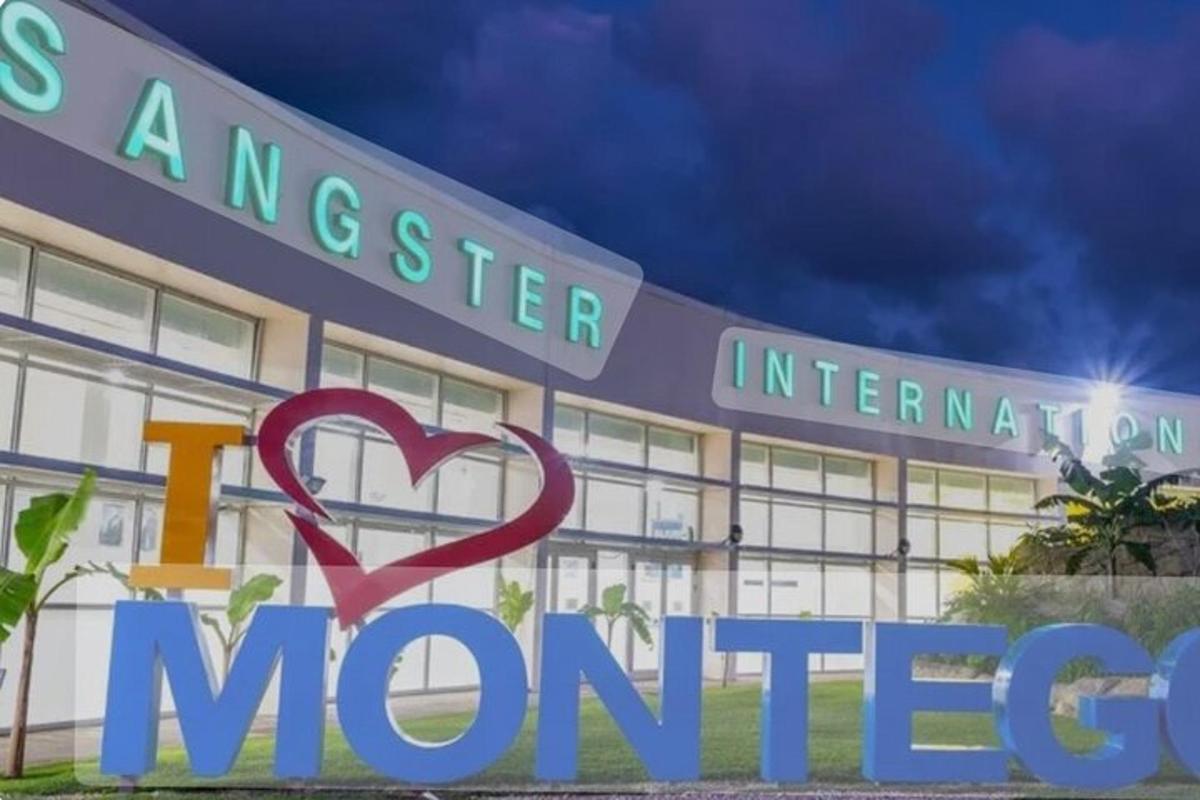 isang gusali ng opisina na may karatula na may nakasulat na americer international mercy