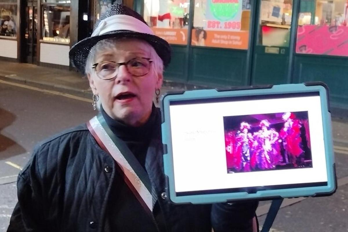 un uomo anziano tiene in mano un monitor di computer