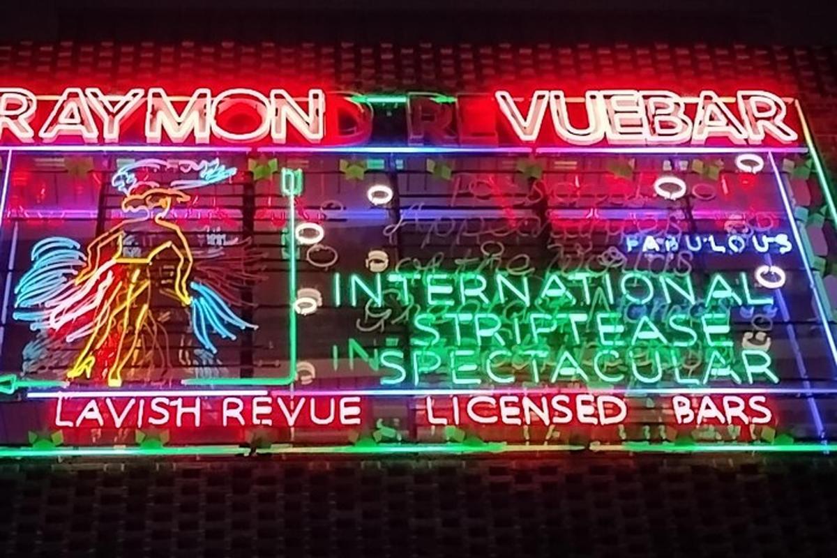 un rètol de neó per a un dispensari de Neonuanauana amb llums de neó