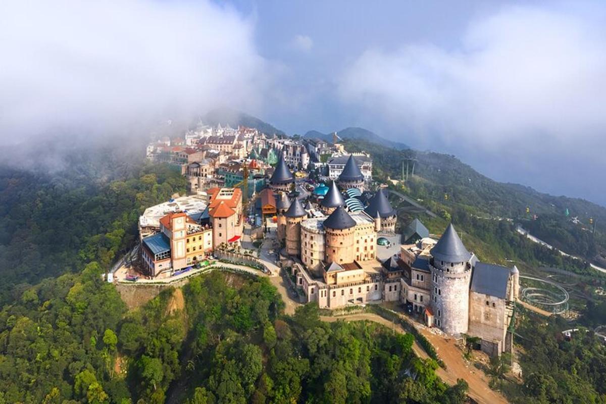 uma vista aérea de um castelo em uma montanha