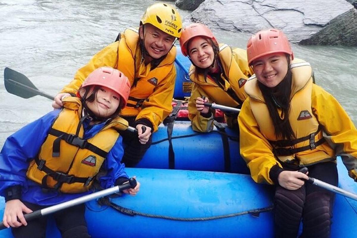 un gruppo di persone su una zattera su un fiume