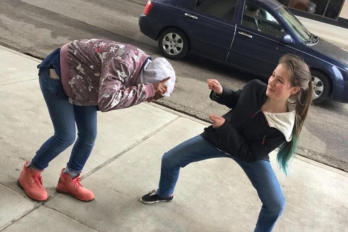 kaks naist seisavad kõnniteel