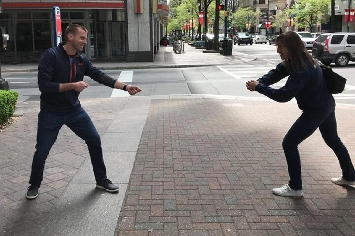 en mann og en kvinne som danser på en gate