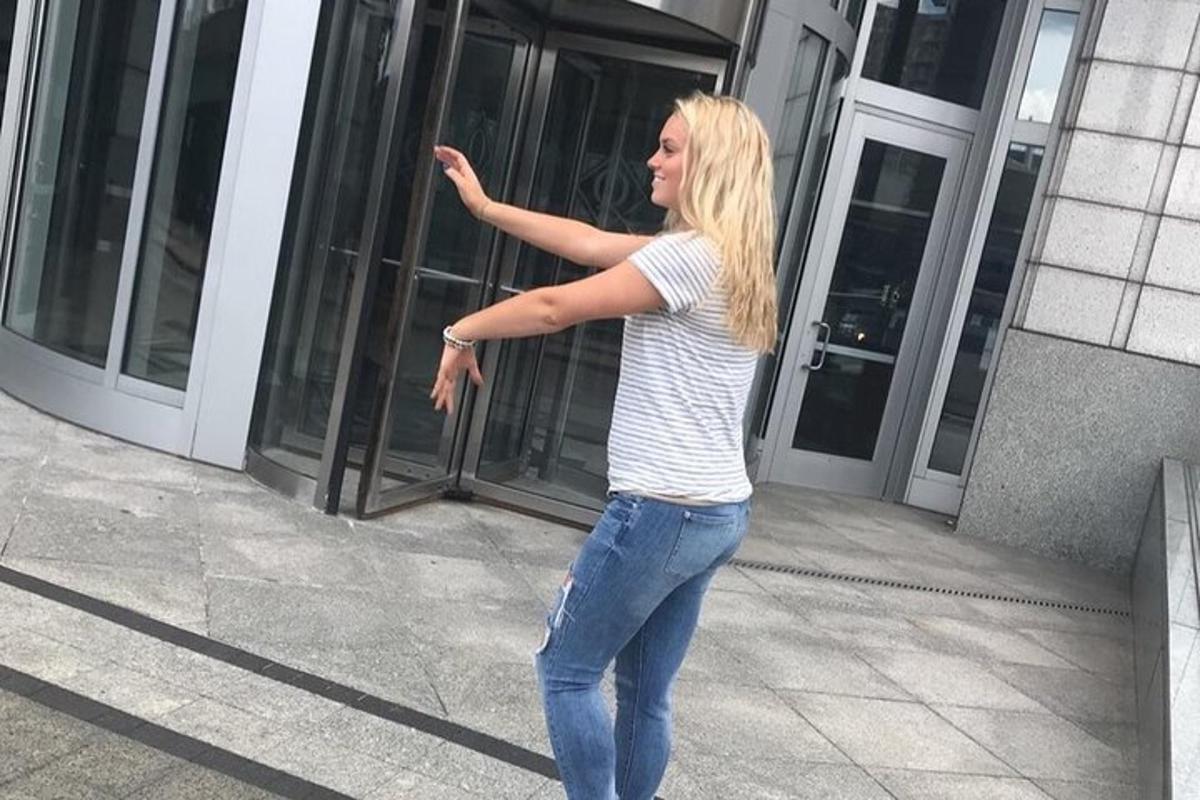 una dona està dreta fora d'un edifici