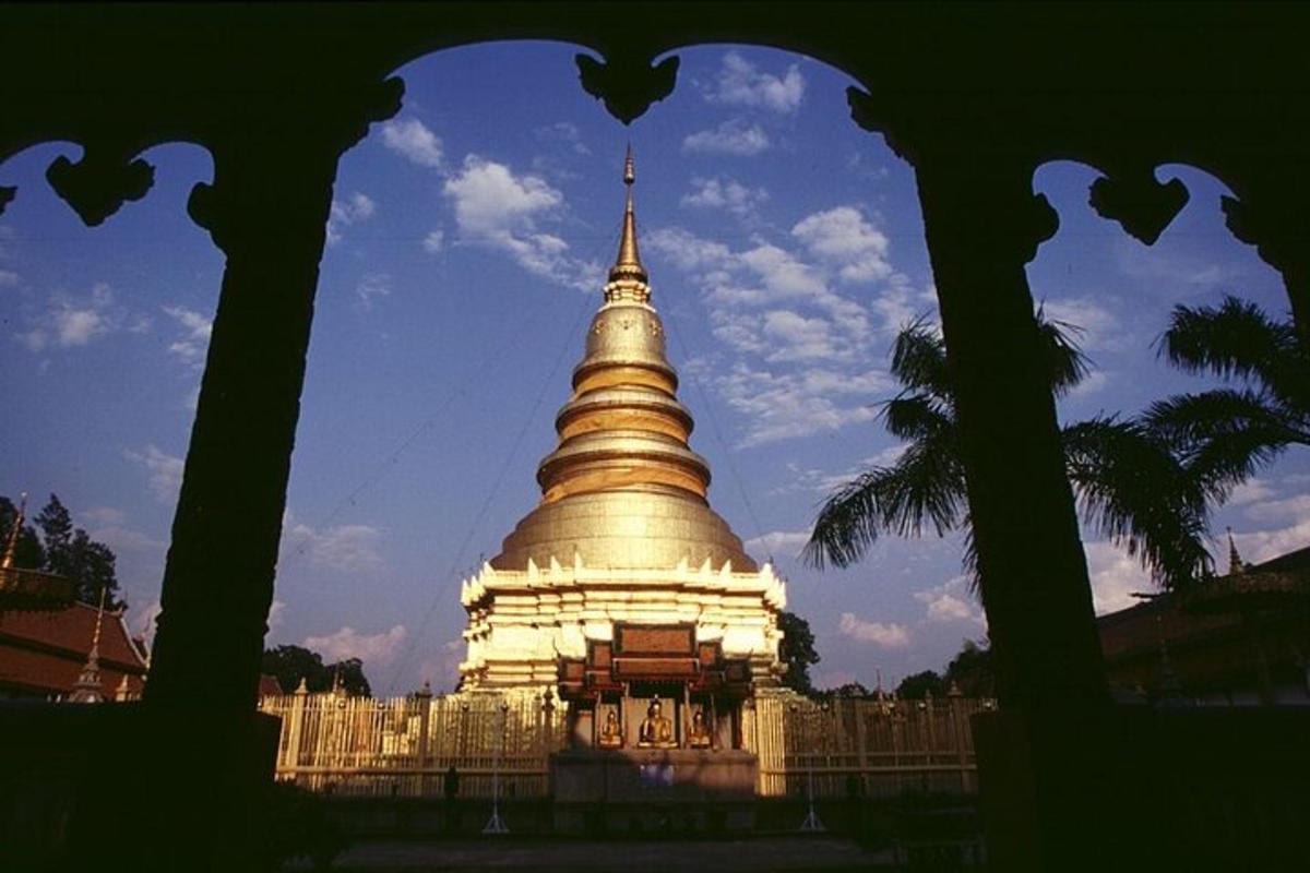 en stor gyllen pagode foran en bygning