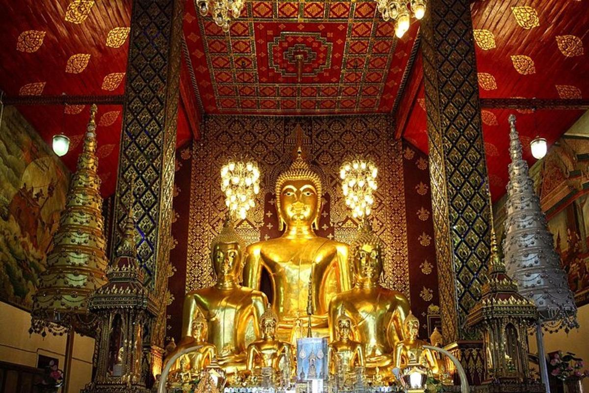 Un templo con estatuas de oro frente a una pared.