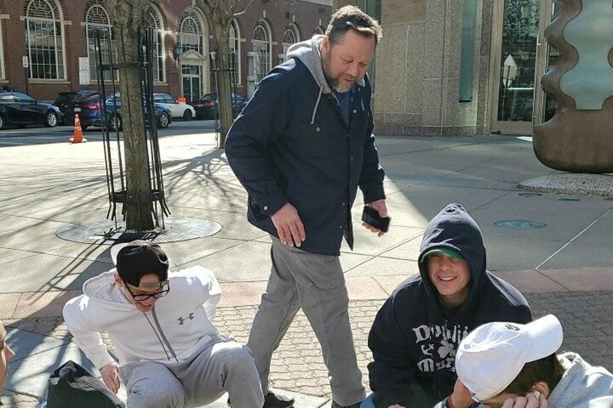 skupina lidí stojících na chodníku