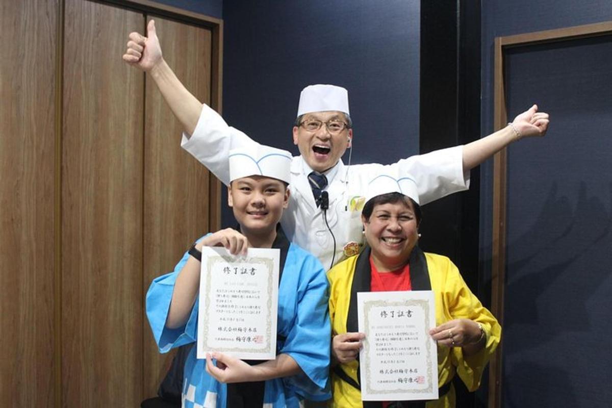 Muž v kuchařské čepici drží certifikáty