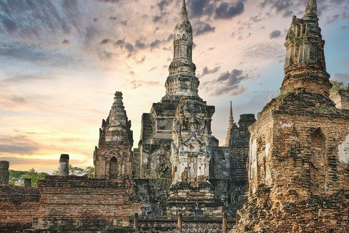กลุ่มวัดที่มีท้องฟ้ามืดครึ้มเป็นฉากหลัง