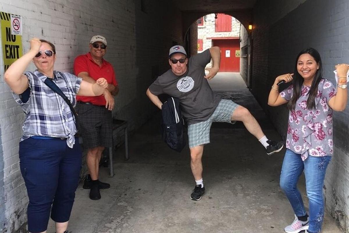 skupina lidí pózujících pro fotografii v tunelu