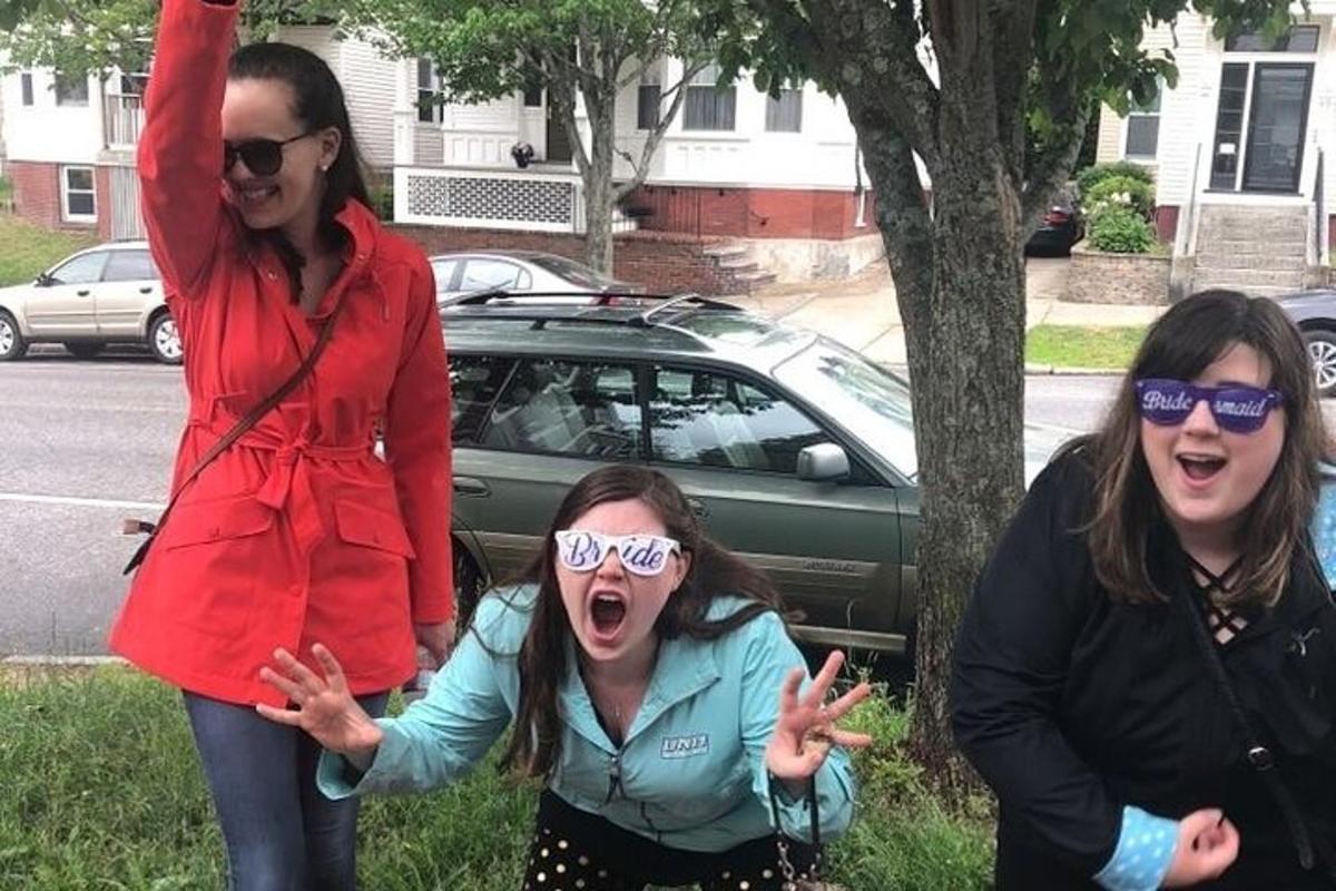 un gruppo di tre ragazze sta giocando nell'erba