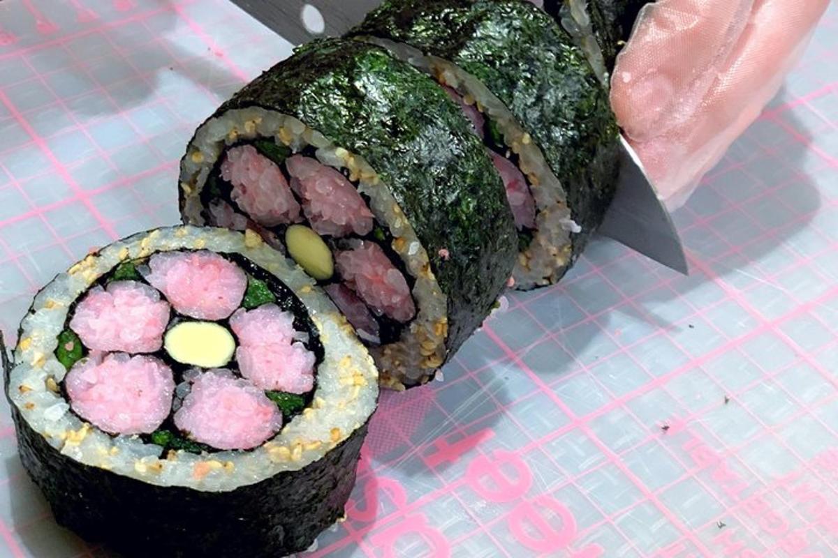 dos rotlles de sushi sobre una taula