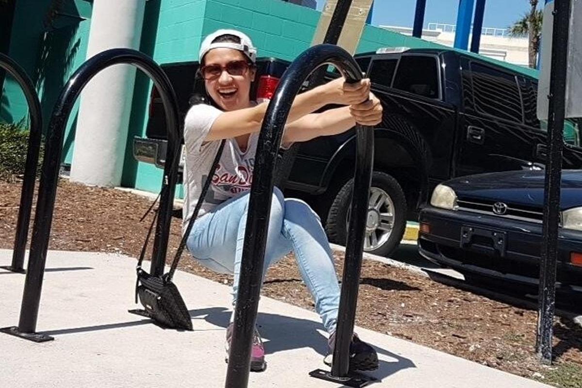 una donna è seduta su una giostra