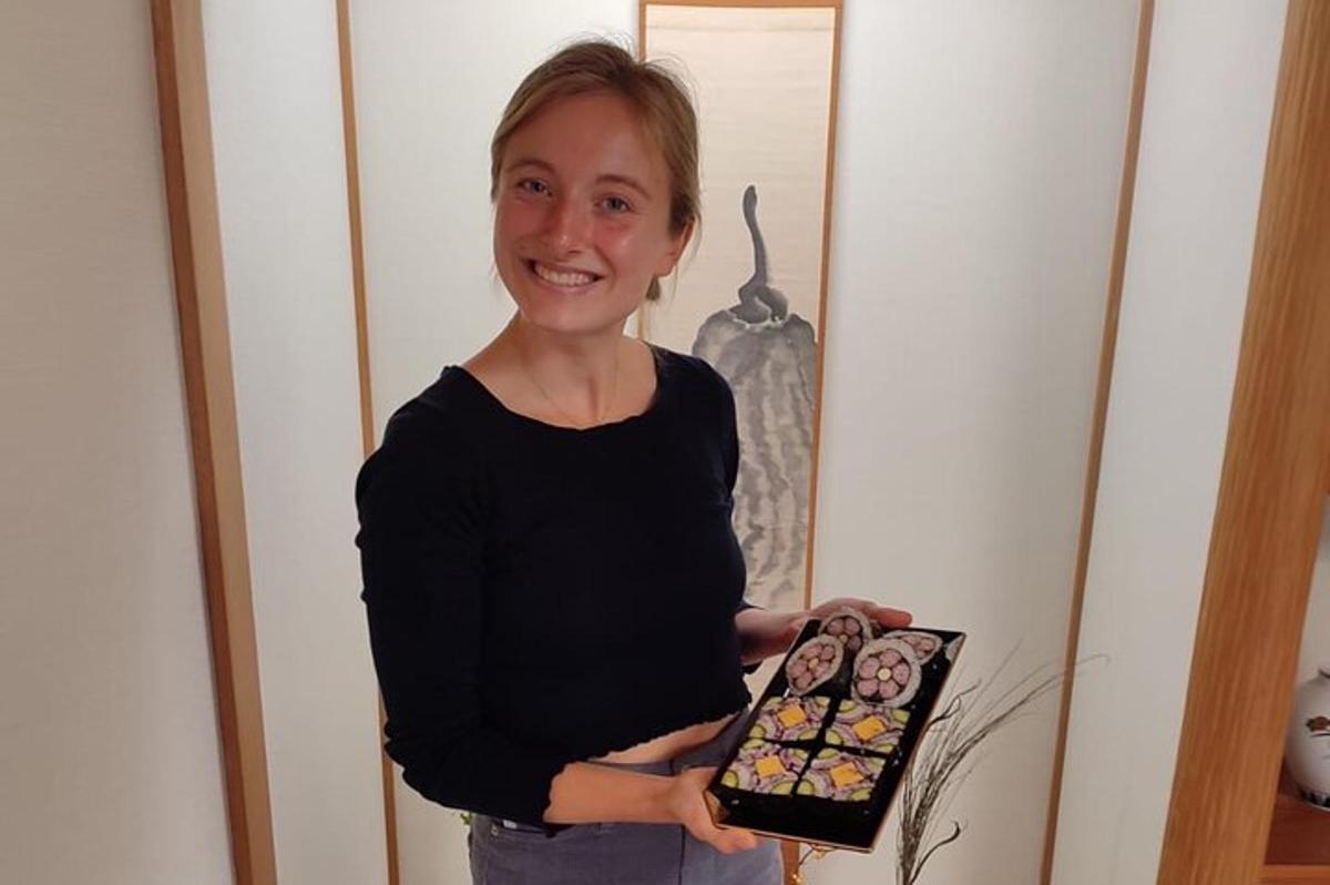 naine hoiab käes kandikut koogikesi